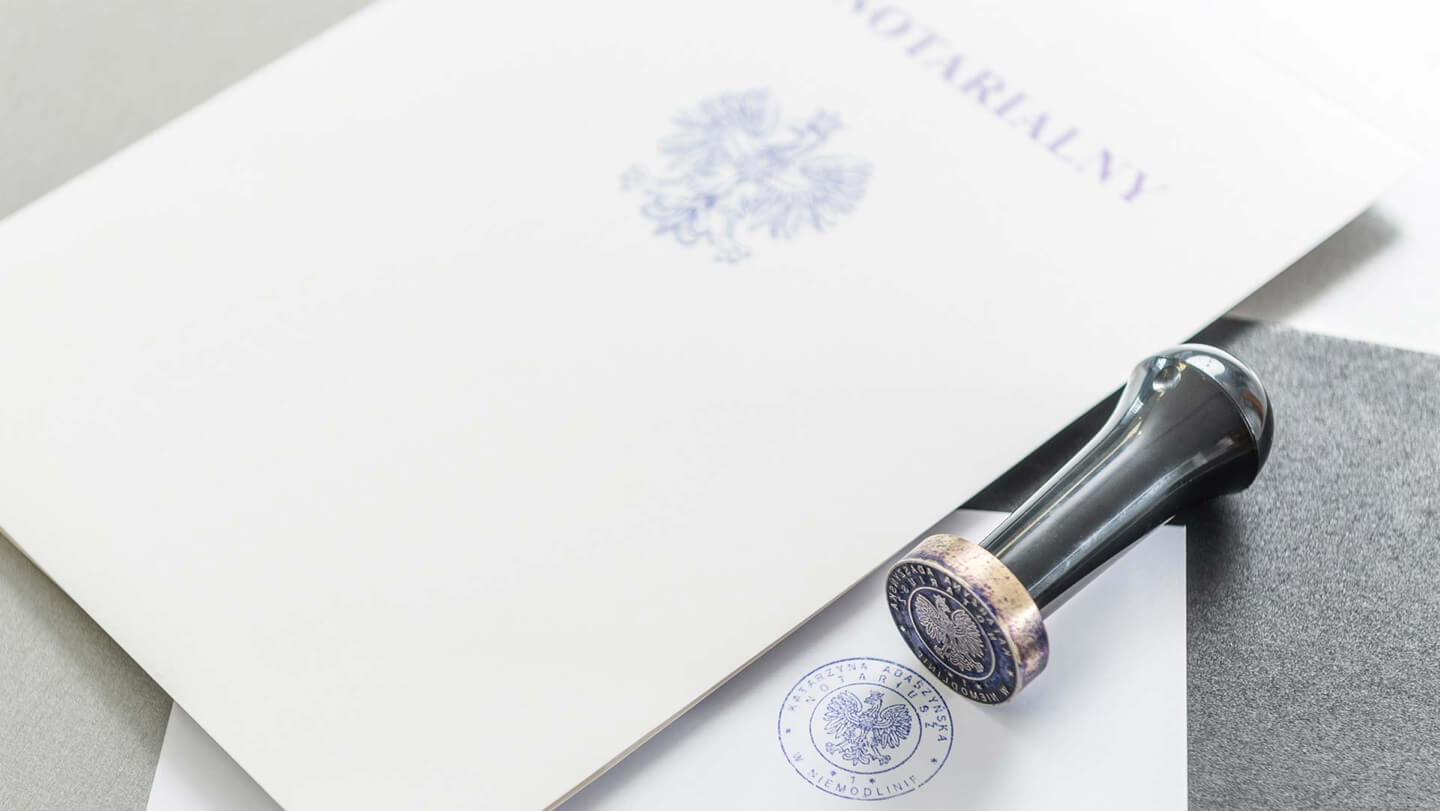 Zdjęcie dokumentów notarialnych z pieczątką notariusza